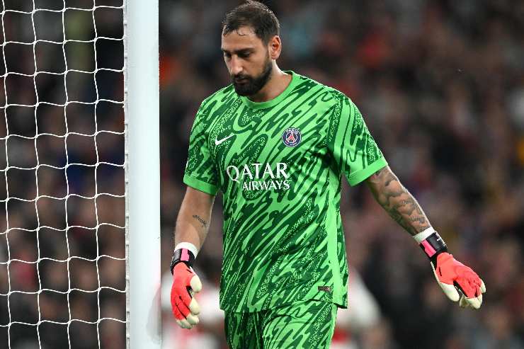 Gianluigi Donnarumma a capo chino tra i pali