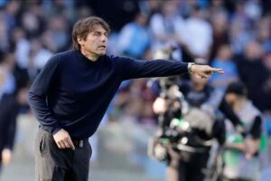 Antonio Conte indica davanti a sé
