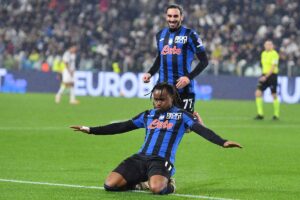 Ademola Lookman esulta dopo un gol