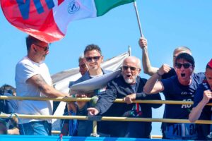De Laurentiis e Conte festeggiano dal bus scoperto
