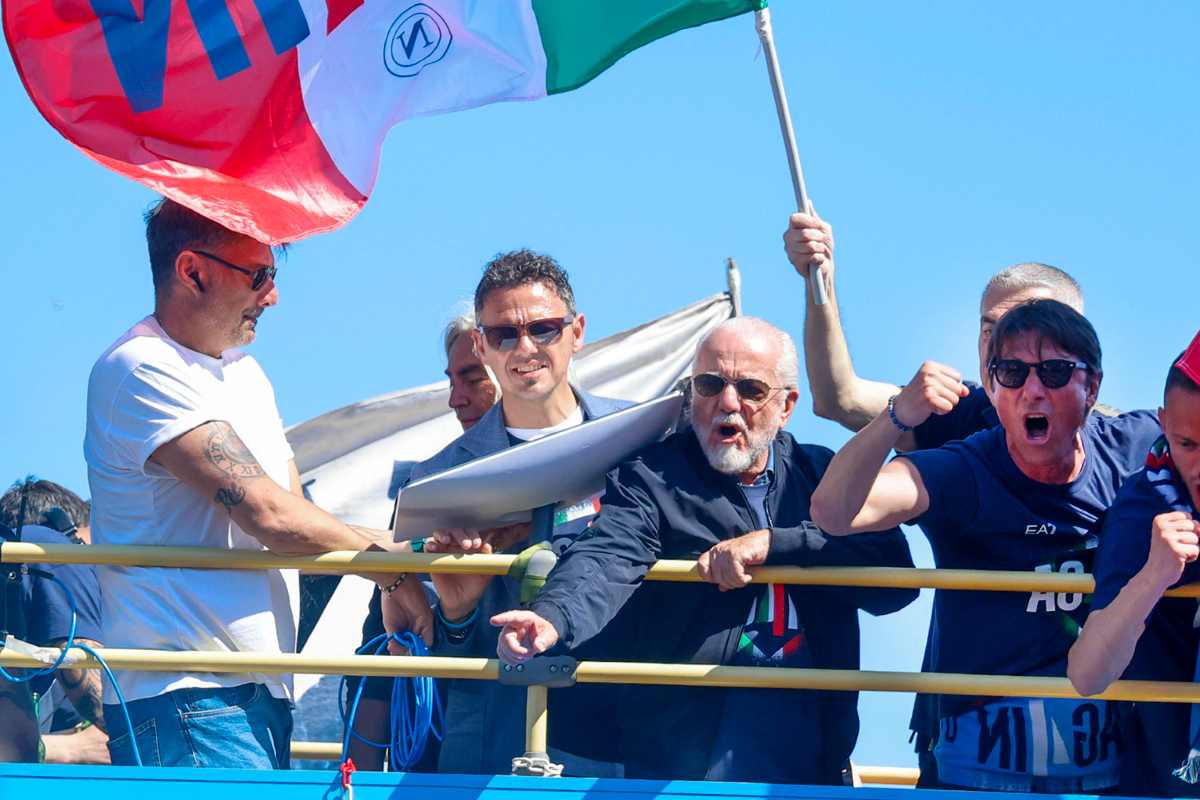 De Laurentiis e Conte festeggiano dal bus scoperto