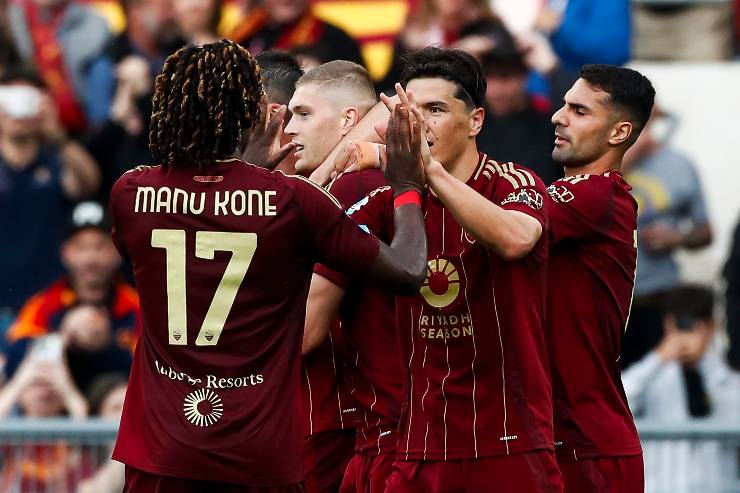 I calciatori della Roma esultano dopo un gol