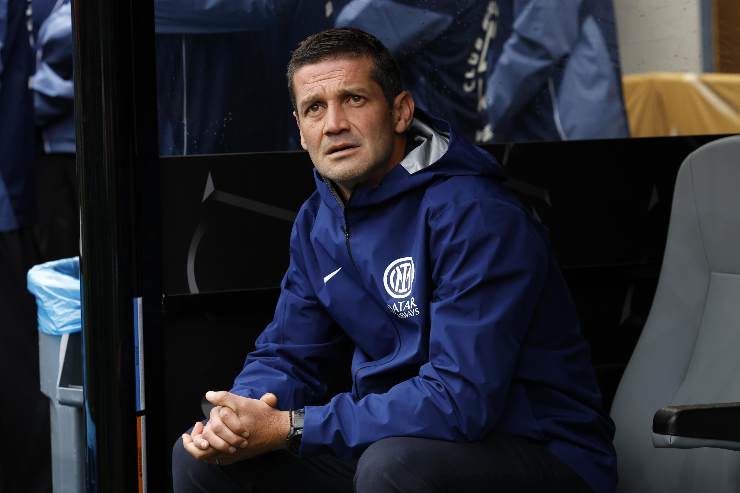 Cristian Chivu osserva dalla panchina