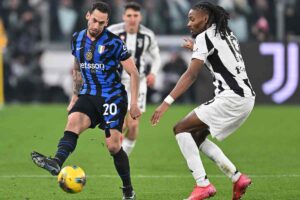 Hakan Calhanoglu in azione contro la Juve