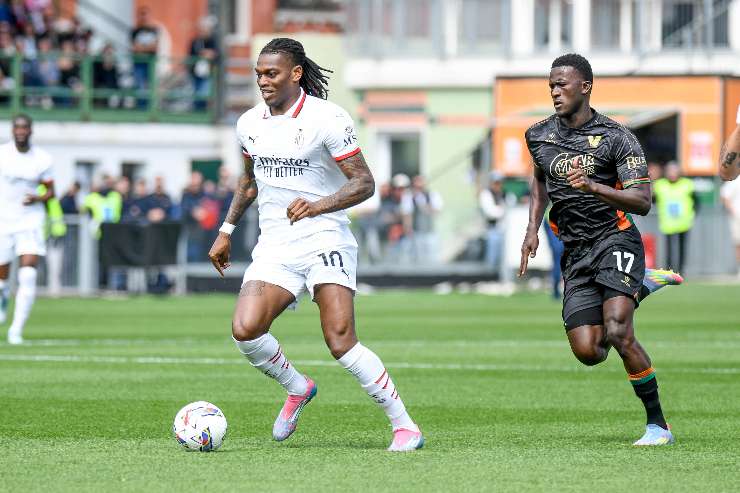 Rafa Leao in azione contro il Venezia