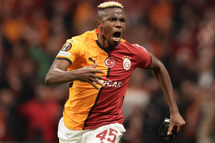 Victor Osimhen esulta dopo un gol