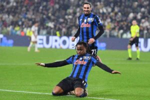 Ademola Lookman esulta