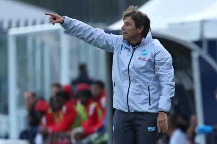 Antonio Conte dà indicazioni dalla panchina