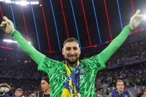 Gianluigi Donnarumma esulta dopo la Champions League vinta