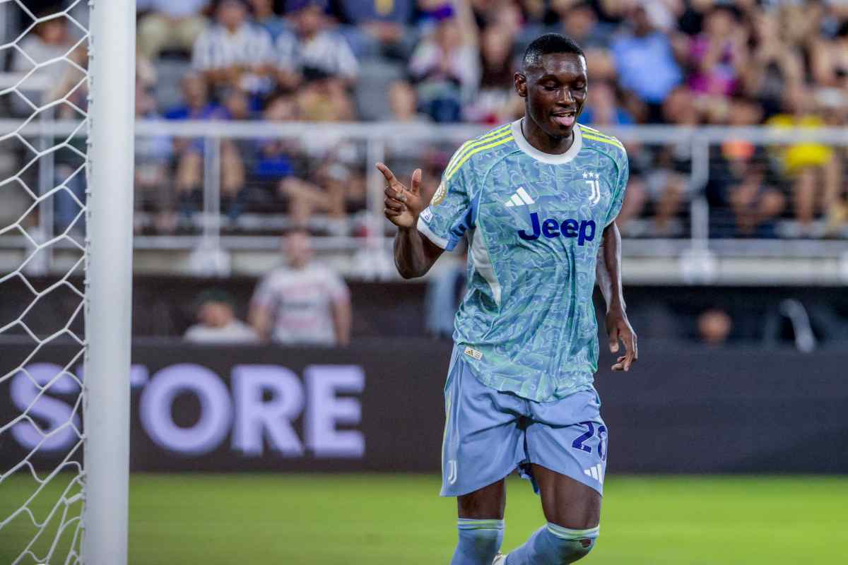 Randal Kolo Muani esulta dopo un gol con la maglia della Juve