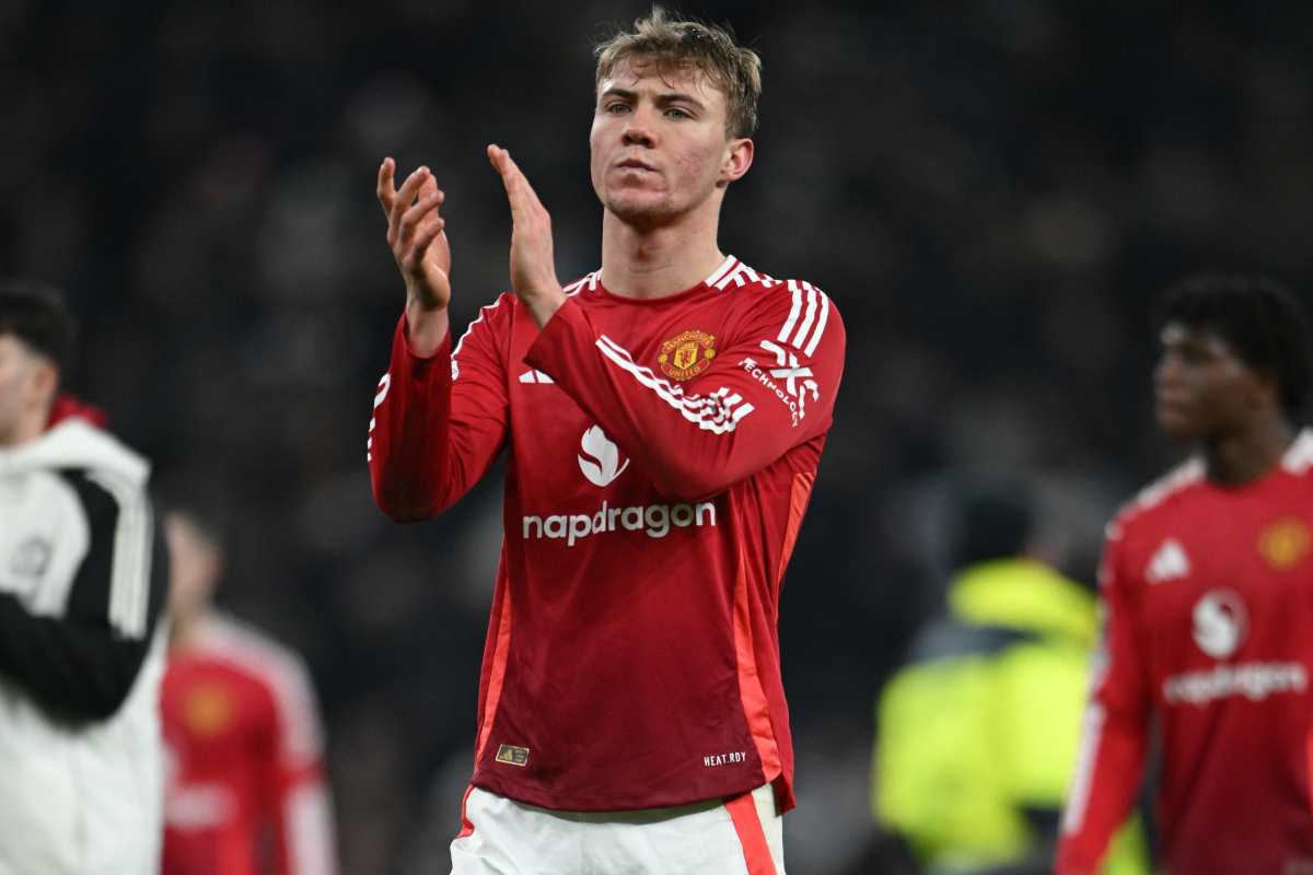 Rasmus Hojlund applaude