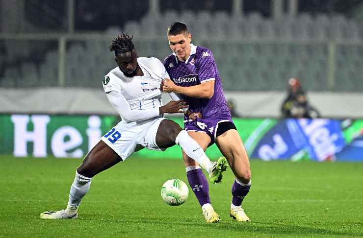 Tolu Arokodare in azione contro la Fiorentina