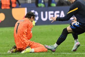 Yann Sommer in ginocchio in lacrime