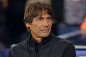Antonio Conte pensieroso