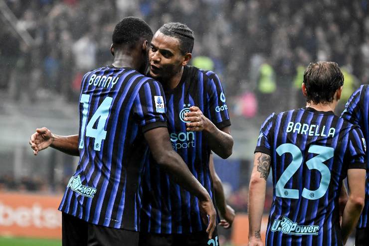 Bonny esulta con i compagni di squadra
