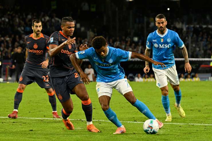David Neres in azione contro l'Inter