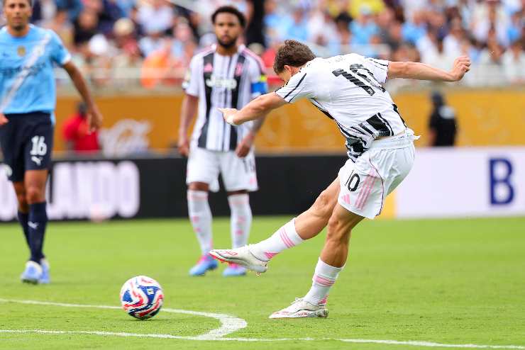 Kenan Yildiz con la maglia della Juve