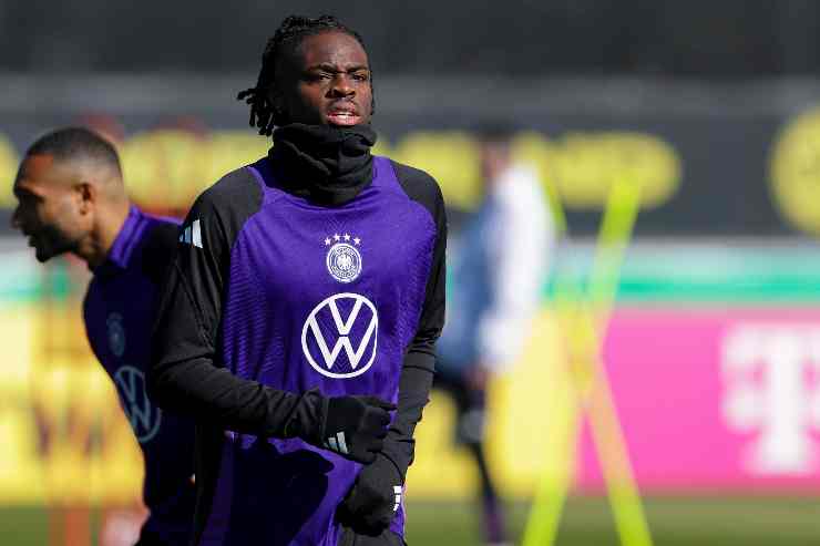 Yann Bisseck durante un allenamento con la Germania