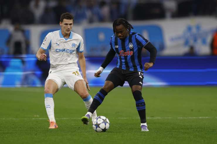 Ademola Lookman in campo con la maglia dell'Atalanta