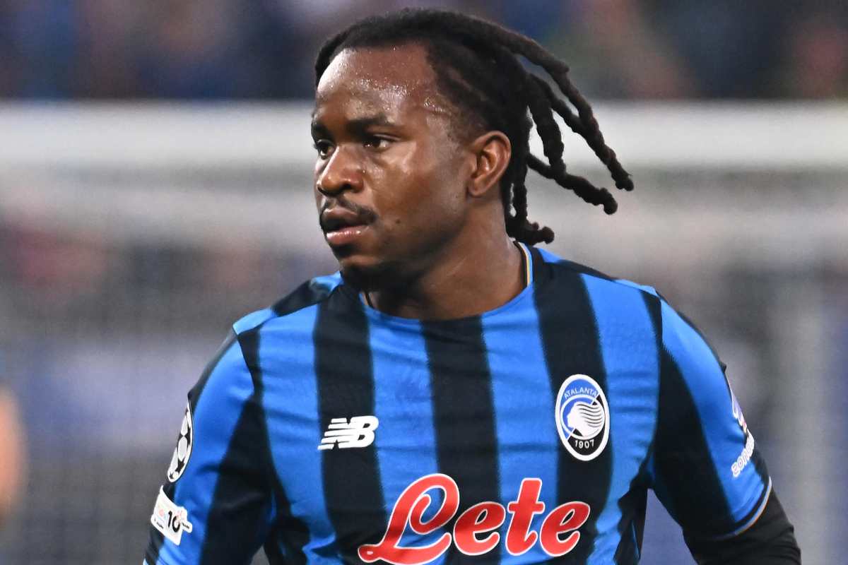 Ademola Lookman concentrato in campo