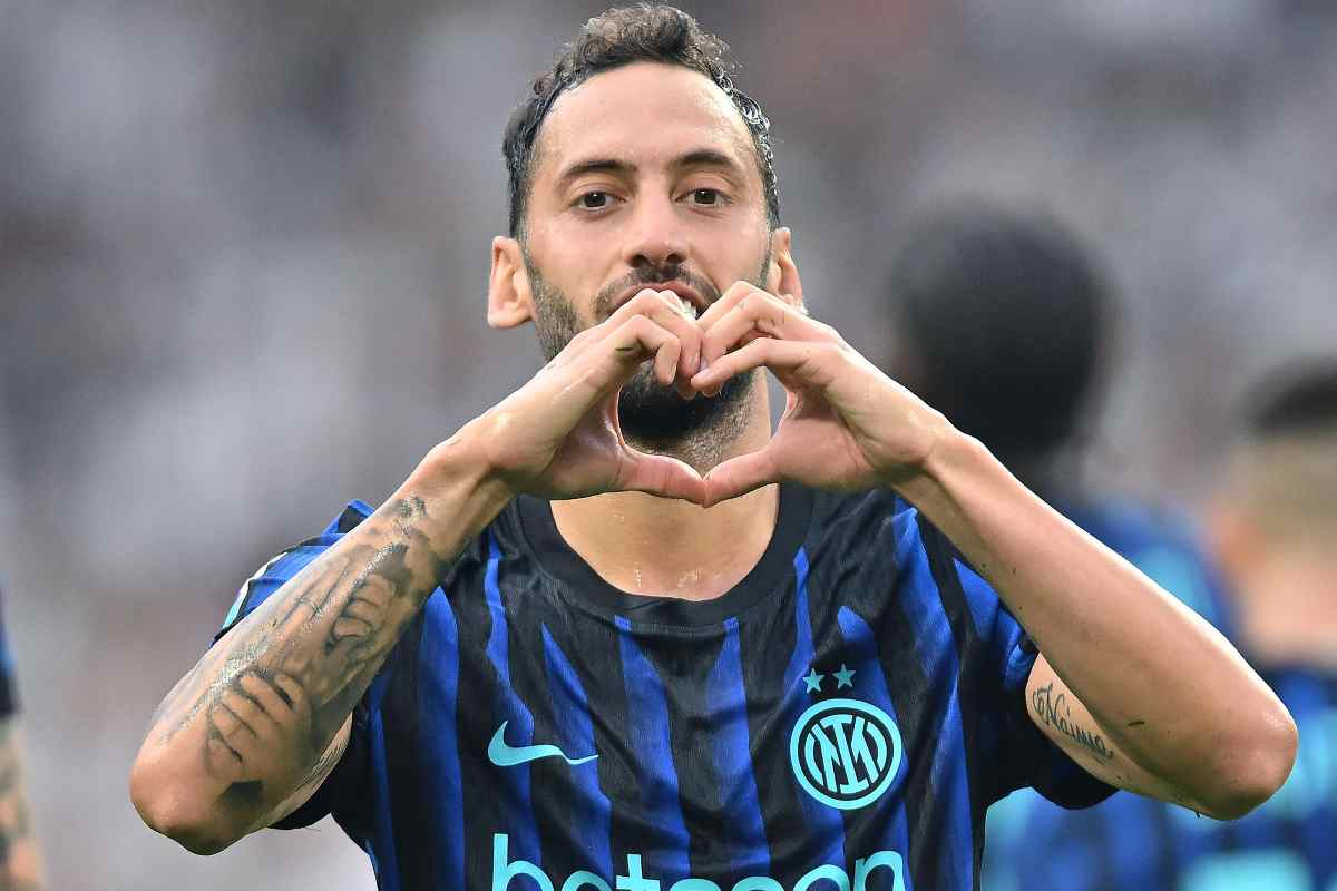 Hakan Calhanoglu esulta dopo un gol