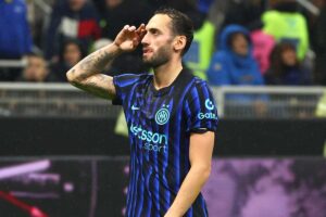 Hakan Calhanoglu esulta dopo un gol