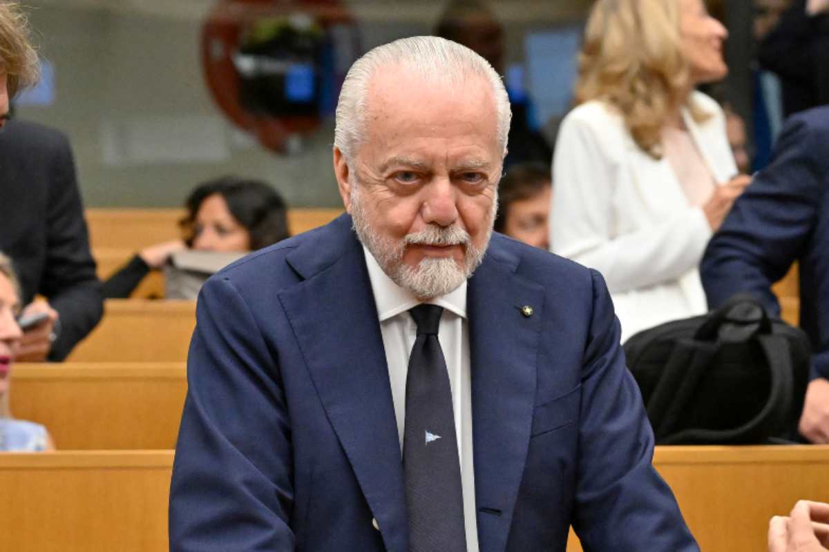 Aurelio De Laurentiis con uno sguardo arrabbiato