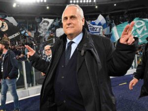 Claudio Lotito sorride davanti alla curva della Lazio