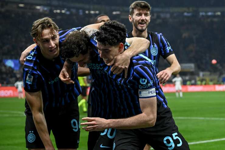 I calciatori dell'Inter esultano