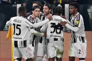 La squadra della Juventus esulta dopo un gol