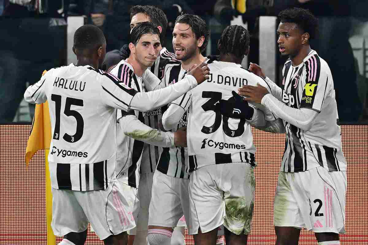 La squadra della Juventus esulta dopo un gol