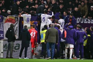 I calciatori della Fiorentina a colloquio con i tifosi
