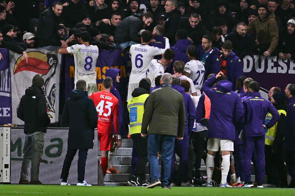 I calciatori della Fiorentina a colloquio con i tifosi