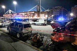 Scontri e veicoli bruciati prima di Genoa-Inter