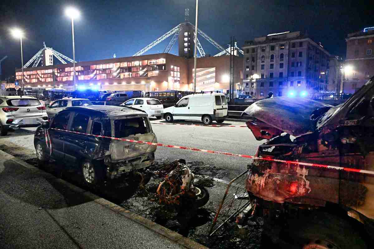 Scontri e veicoli bruciati prima di Genoa-Inter