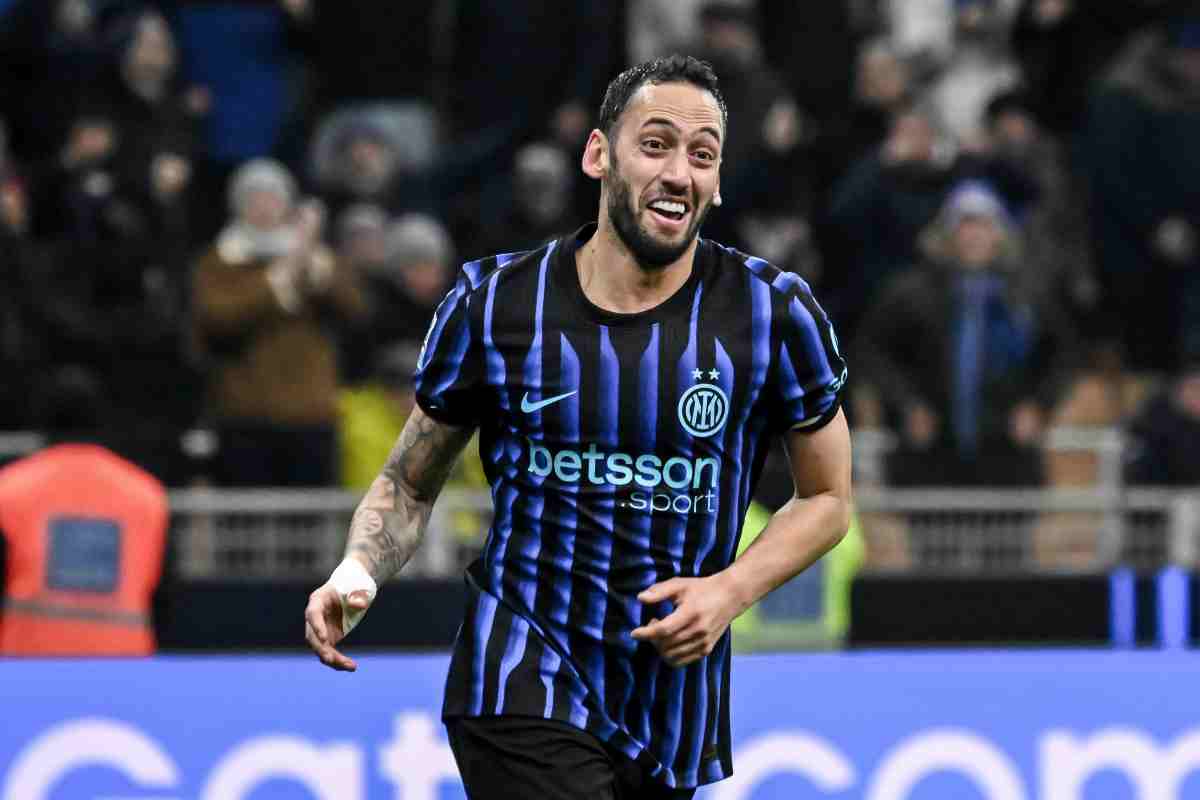 Hakan Calhanoglu esulta dopo un gol