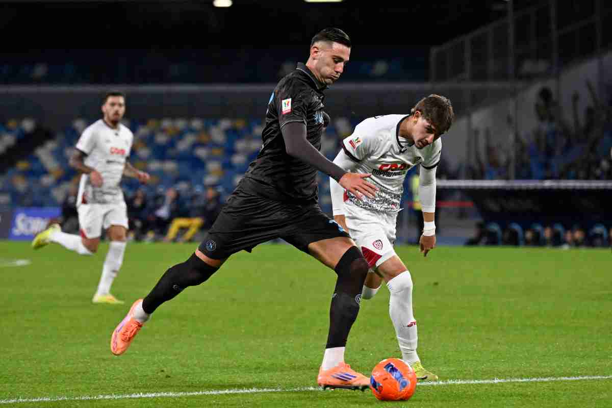 Lorenzo Lucca in azione contro il Cagliari
