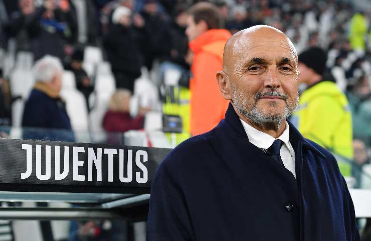 Luciano Spalletti sorride in panchina