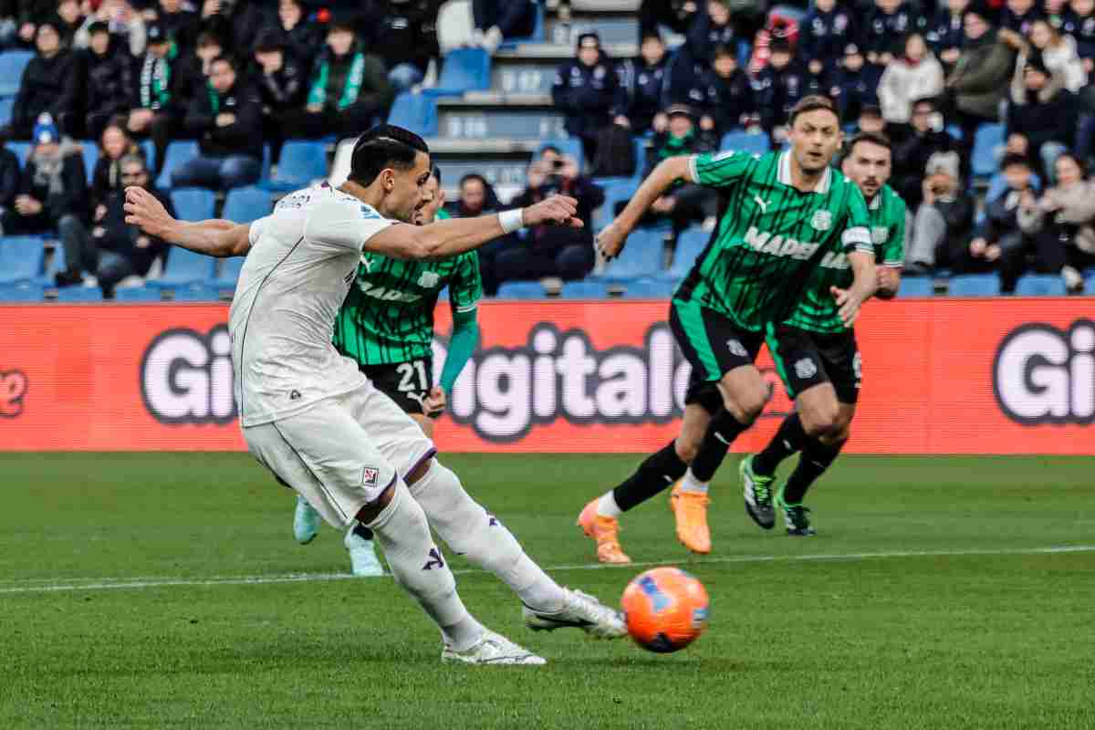 Rolando Mandragora calcia il rigore contro il Sassuolo