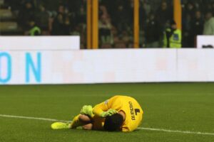 Audero colpito da un petardo durante Cremonese-Inter